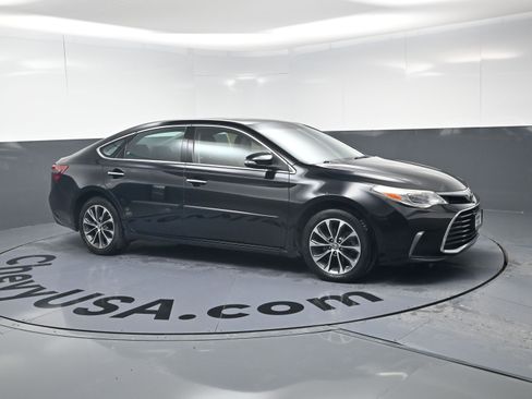 Used 2016 Toyota Avalon XLE Premium image 2