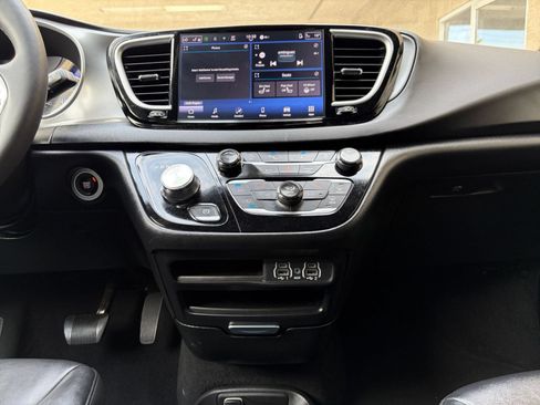 Used 2025 Chrysler Pacifica Select FWD image 16