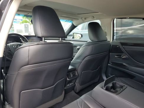 Used 2021 Lexus ES 300h Ultra Luxury w/ Accessory Package FWD image 10