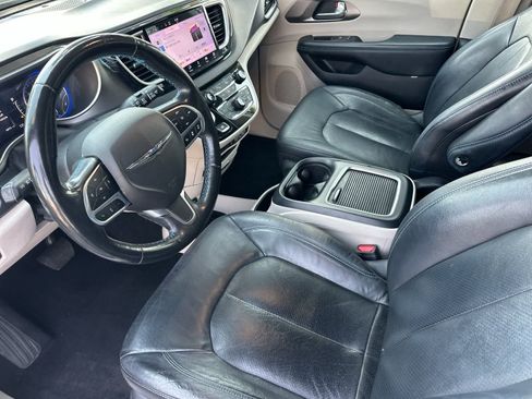 Used 2021 Chrysler Pacifica Touring-L FWD image 12
