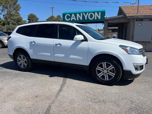 Used 2016 Chevrolet Traverse LT FWD image 2