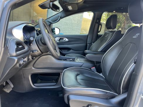Used 2023 Chrysler Pacifica Limited w/ S Appearance Package AWD/4WD image 12