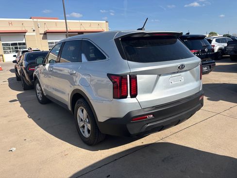 Used 2021 Kia Sorento LX image 2