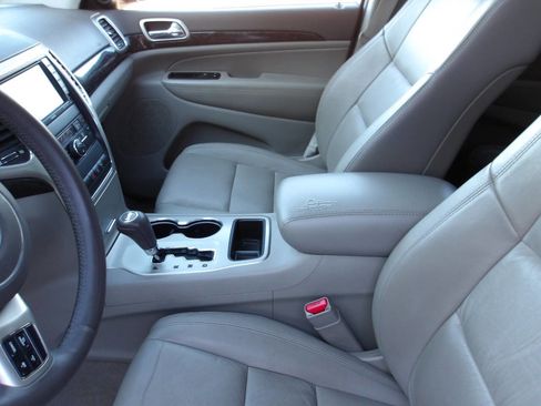 Used 2011 Jeep Grand Cherokee Laredo image 16