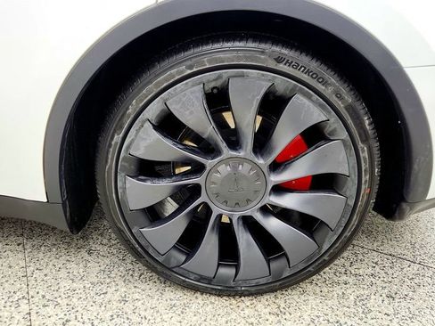 Used 2025 Tesla Model Y Performance image 9