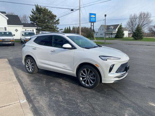 Used 2025 Buick Encore GX Avenir w/ Avenir Technology Package AWD/4WD image 5