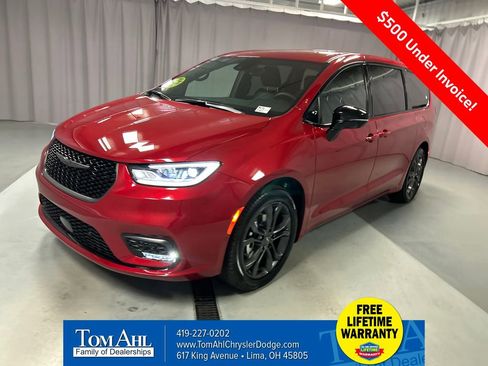 New 2026 Chrysler Pacifica Select image 3