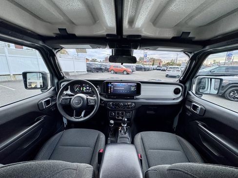 Used 2024 Jeep Wrangler Unlimited image 10
