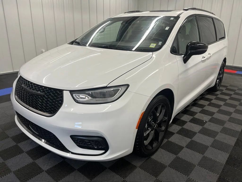 Used 2025 Chrysler Pacifica Limited FWD image 7