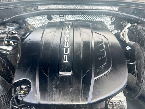 Used 2021 Porsche Macan image 33