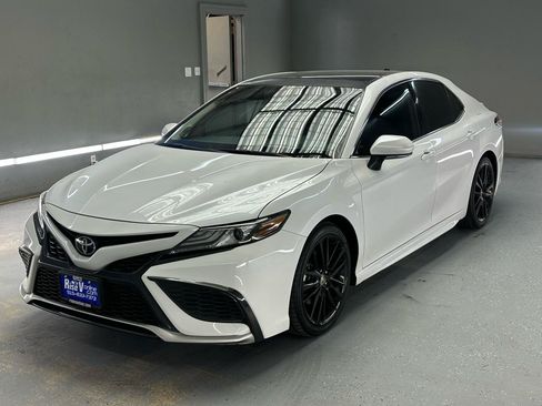 Used 2021 Toyota Camry XSE FWD image 3