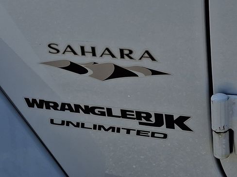 Used 2018 Jeep Wrangler Unlimited Sahara w/ Connectivity Group AWD/4WD image 32