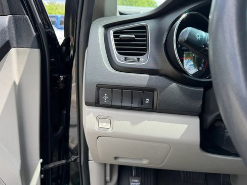Used 2019 Kia Sedona LX FWD image 22