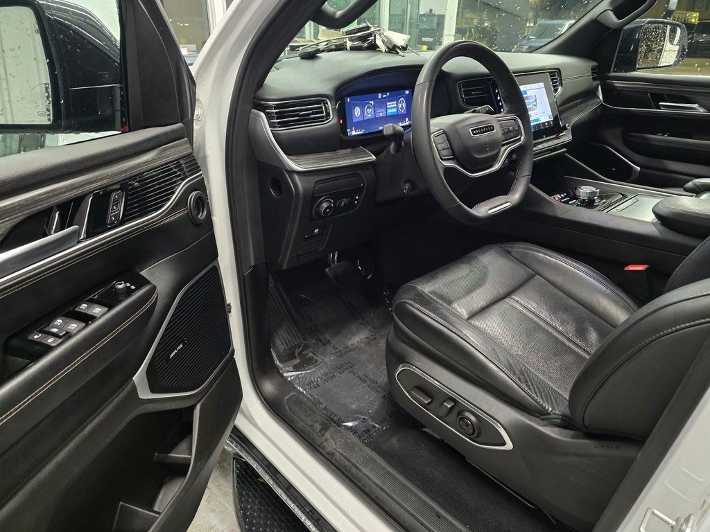 Used 2024 Jeep Wagoneer Series II w/ Flexible Seating Group AWD/4WD image 16