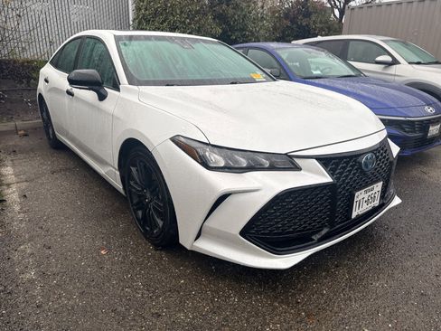 Used 2022 Toyota Avalon XSE image 3