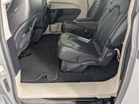 Used 2023 Chrysler Pacifica Touring-L image 21