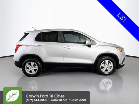 Used 2017 Chevrolet Trax LS AWD/4WD image 18