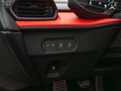 Used 2024 Lamborghini Revuelto image 31