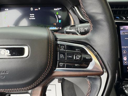 Used 2022 Jeep Grand Cherokee Summit w/ Luxury Tech Group V image 26