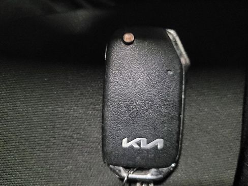 Used 2022 Kia Sorento LX image 32