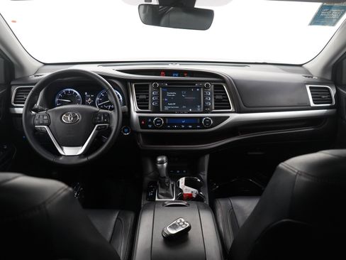 Used 2018 Toyota Highlander XLE w/ Carpet Mat Package (TMS) image 16