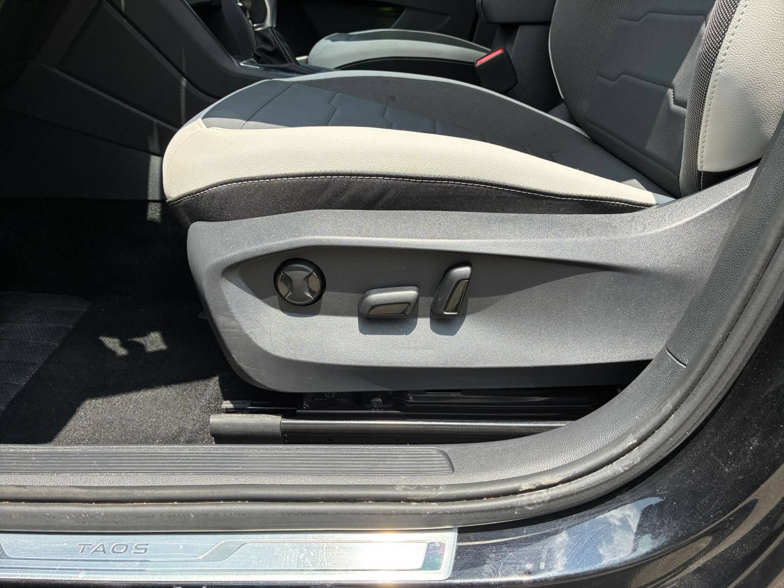 Used 2026 Volkswagen Taos SE FWD image 21