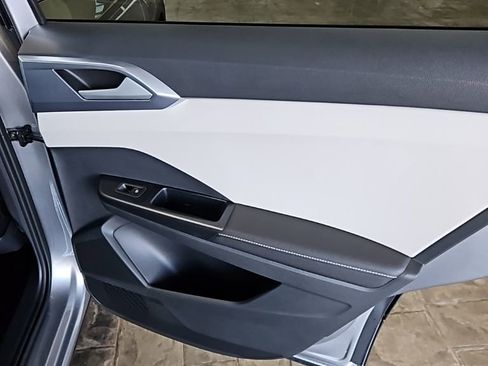 New 2026 Volkswagen Taos SE image 15