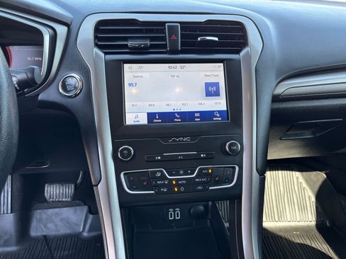 Used 2019 Ford Fusion SE AWD/4WD image 15