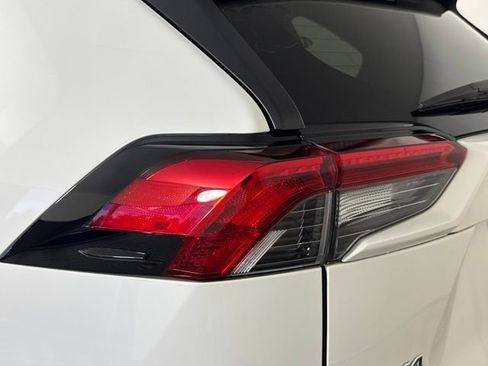 Used 2019 Toyota RAV4 XLE w/ Convenience Package FWD image 17