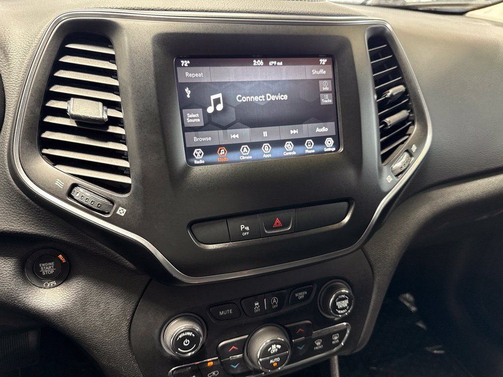 Used 2020 Jeep Cherokee Latitude Plus w/ Cold Weather Group AWD/4WD image 26