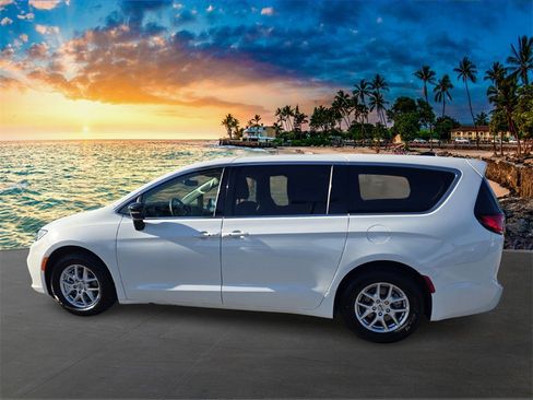 Used 2024 Chrysler Pacifica Touring-L image 8