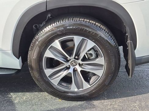 Certified 2025 Toyota Highlander XLE AWD/4WD image 8