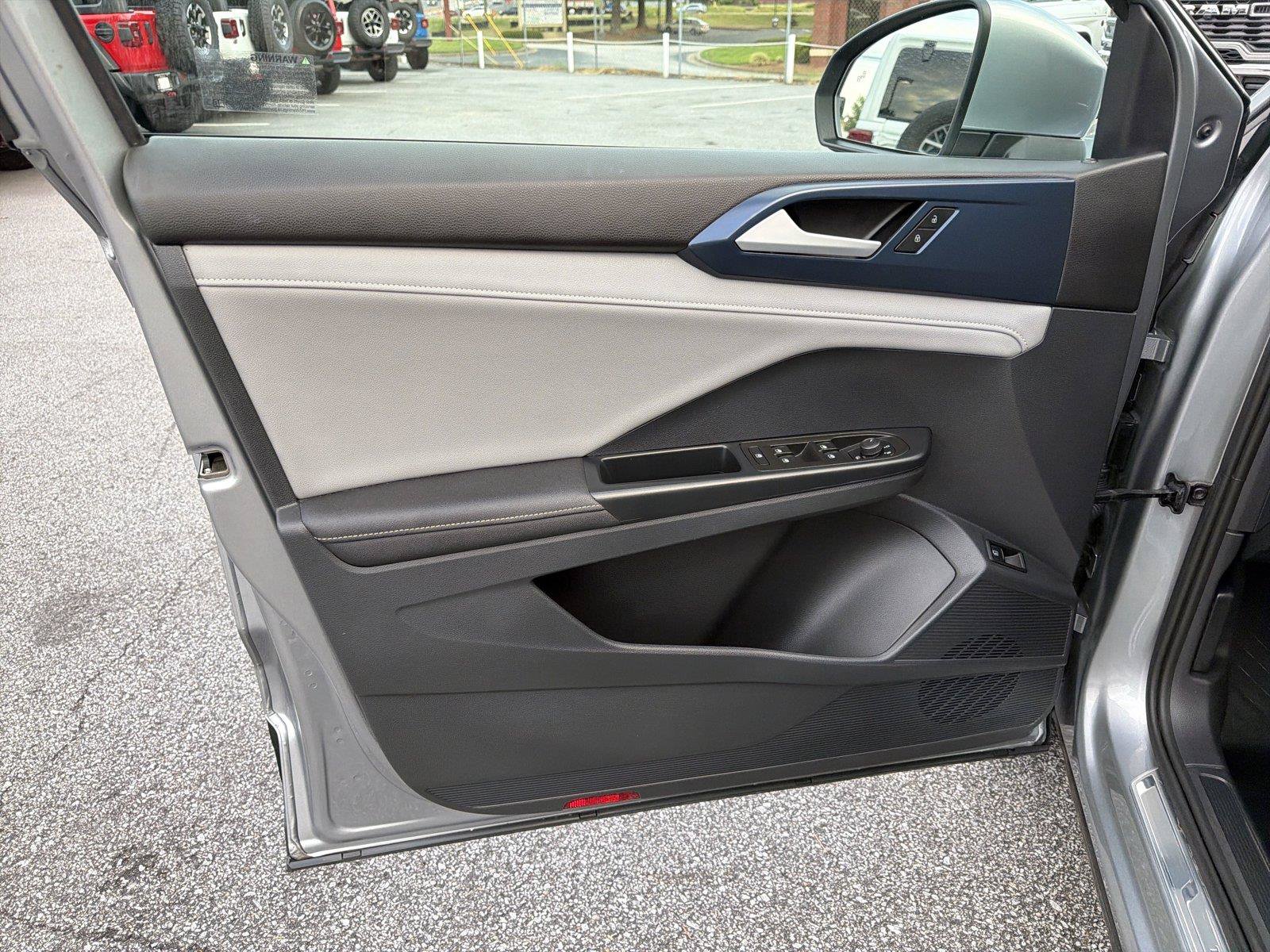 Used 2024 Volkswagen Taos SE FWD image 8