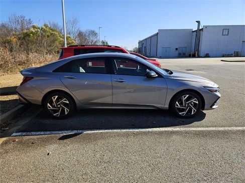 Used 2025 Hyundai Elantra Sport image 10