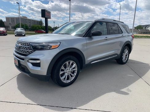 Used 2024 Ford Explorer Limited AWD/4WD image 3