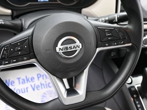 Used 2022 Nissan Versa SV FWD image 12