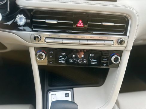 Used 2025 Genesis G70 2.5T image 16