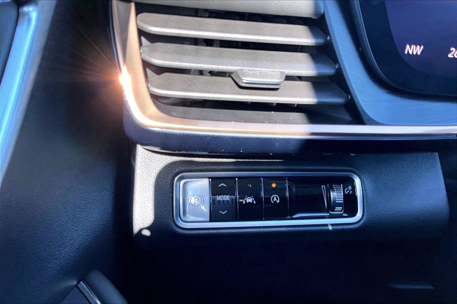 Used 2025 Buick Envision Avenir AWD/4WD image 37