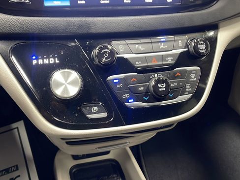 Used 2024 Chrysler Pacifica Touring-L FWD image 10