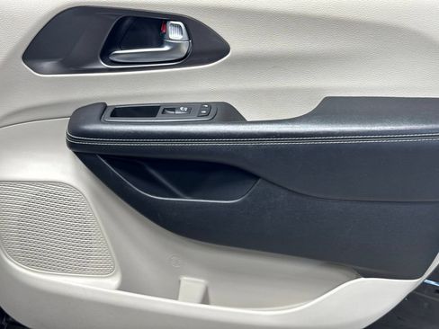 Used 2022 Chrysler Pacifica Touring-L FWD image 32