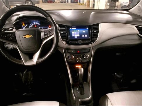 Used 2022 Chevrolet Trax LT w/ LT Convenience Package image 11
