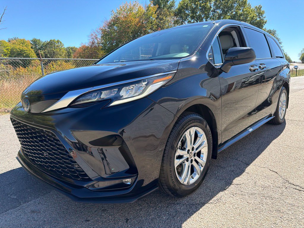 Used 2022 Toyota Sienna XSE AWD/4WD image 6