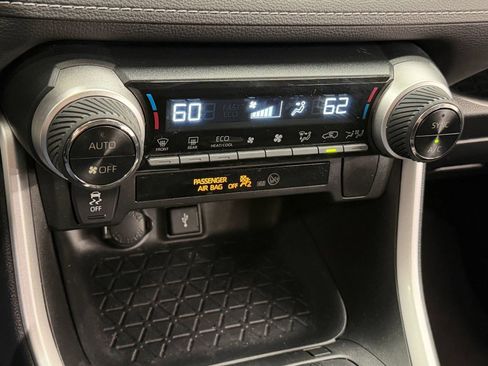 Used 2021 Toyota RAV4 LE AWD/4WD image 15