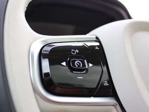 Certified 2023 Volvo XC60 B5 Plus AWD/4WD image 32