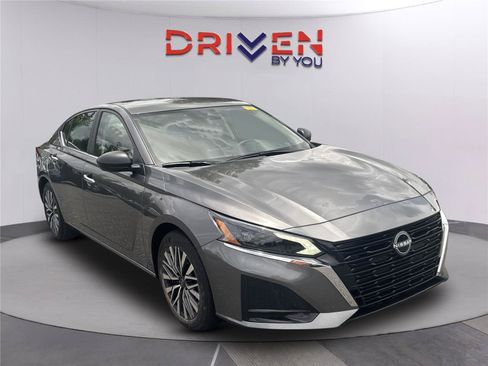 Used 2025 Nissan Altima 2.5 SV FWD image 2