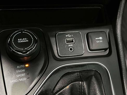 Used 2022 Jeep Cherokee Limited w/ Mopar Interior Package AWD/4WD image 33