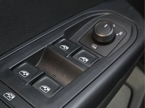 Used 2024 Volkswagen Taos SE image 17