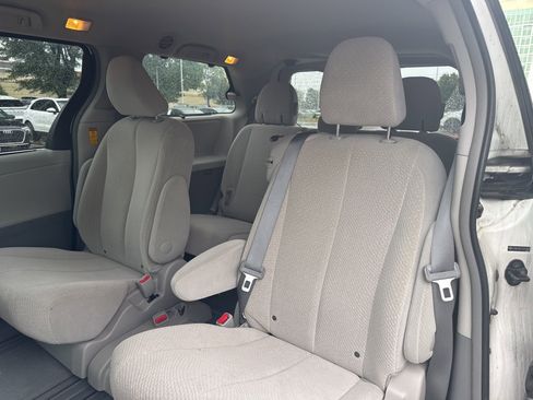 Used 2014 Toyota Sienna LE FWD image 8