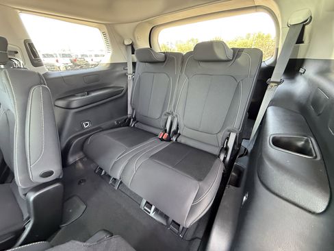 Used 2023 Jeep Grand Cherokee L Laredo image 30