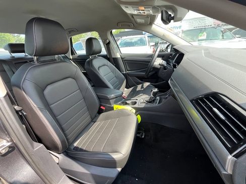 Used 2024 Volkswagen Jetta SE FWD image 12